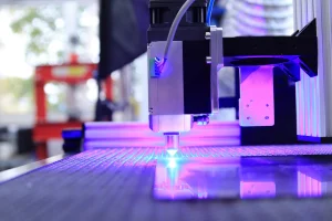 כרטיס אשראי עם חריטה אישית מינימליסטית purple and white led light